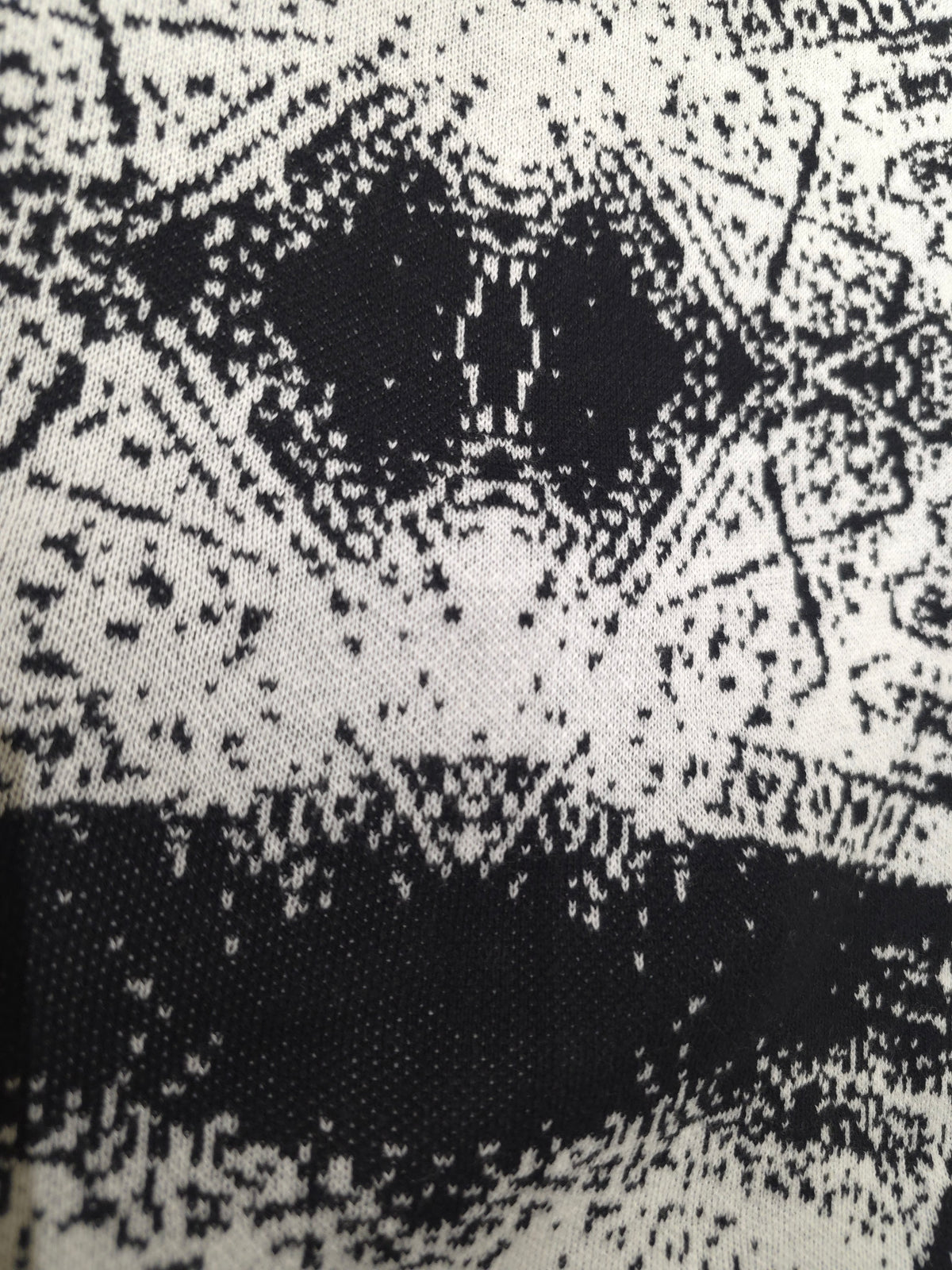 Men's Abstract Geometric Jacquard Knit T-Shirt in Black & White
